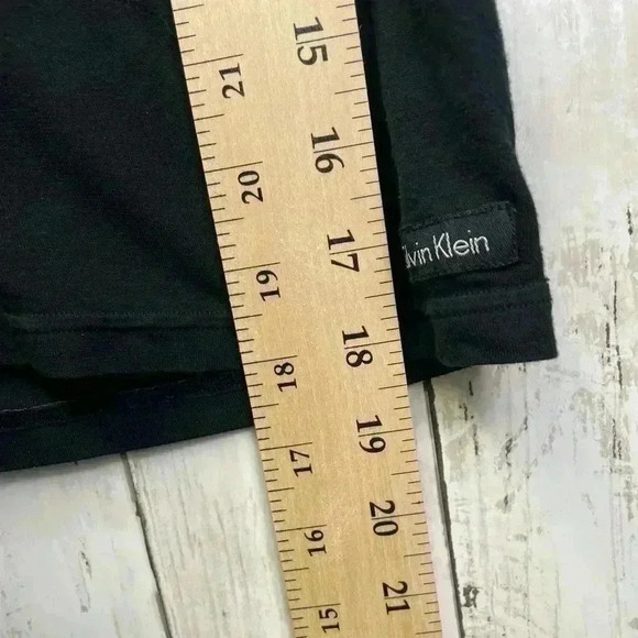 Calvin Klein Black V-Neck Shirt Size Medium lightweight/casual - Picture 8 of 8